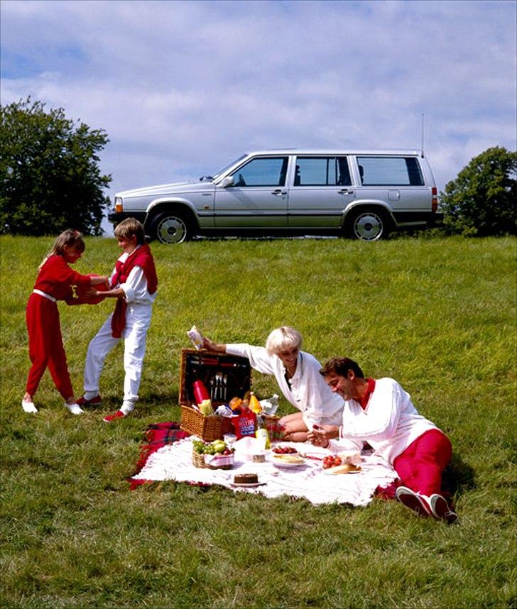 Volvo's 85 års jubilæum.  - VOLVO 760 ESTATE I PRODUKTION 1985-1990


Med 760-herregårdsvognen, der blev lanceret i starten af 1985, lancerede Volvo, hvad der var så godt som verdens bedste stationcar. 

"Basisversionen" af 760 GLE herregårdsvognen var udstyret med en videreudviklet udgave af den franske V6-motor, som tidligere havde været anvendt til 260 serien. Den blev senere suppleret med en meget hurtig, firecylindret turbomotor med intercooler og med en sekscylindret dieselmotor med intercooler, som takket være høj ydeevne og et lavt brændstofforbrug gav overlegen komfort på langture og var uden sidestykke på motorvejen. 

Den største forandring af 760 GLE-sedan fandt sted i 1987, da fronten blev ændret. I modsætning til sedanversionen blev 760-herregårdsvognen dog ikke udstyret med multi-link-bagakslen.  billede 44