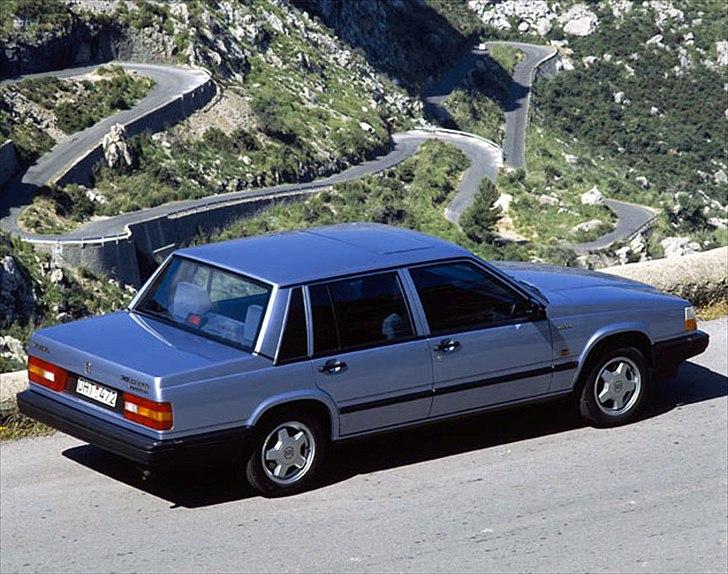 Volvo's 85 års jubilæum.  - VOLVO 740 SEDAN I PRODUKTION 1984-1992


Den meget succesrige Volvo 760 GLE blev videreudviklet og udbygget, hvilket resulterede i Volvo 740 GLE i 1984. Denne nye Volvo-model var et firecylindret alternativ til 760. 

Volvo 740-herregårdsvognens enorme succes skyldtes primært dens store driftsikkerhed og berømmede sikkerhed. 

Gennem årene blev Volvo 740 drevet af en række forskellige motorer – hovedsagelig firecylindrede rækkemotorer med eller uden turbolader, og der var også sekscylindrede dieselvarianter. 

Eksteriøret fik et mindre facelift i efteråret 1988 for at bringe modellen ind i modelår 1989. 

Fra august 1990 blev Volvo 740 produceret sideløbende med 940 i to år, hvorefter sidstnævnte tog helt over efter 740.  billede 45