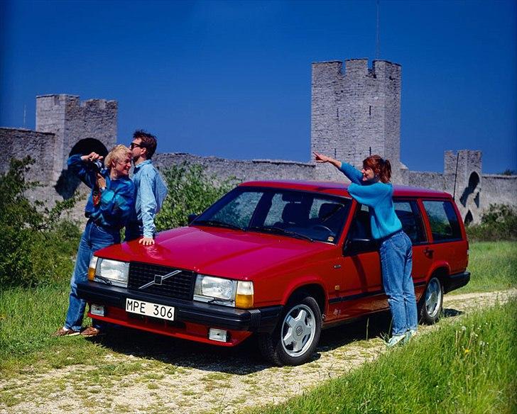 Volvo's 85 års jubilæum.  - VOLVO 740 ESTATE I PRODUKTION 1985-1992


Den meget succesrige Volvo 760 GLE blev videreudviklet og udbygget, hvilket resulterede i Volvo 740 GLE i 1984. Denne nye Volvo-model var et firecylindret alternativ til 760. 

Herregårdsvogn-versionen af 740 blev lanceret i 1985 som en længe ventet udbygning af modeludvalget. 

Volvo 740-herregårdsvognens enorme succes skyldtes primært dens store driftsikkerhed og berømmede sikkerhed, og den satte nye normer for komfort i stationcars. Men det, der formentlig gjorde Volvo 740-herregårdsvognen til en af de mest eftertragtede biler i dette segment, var dens uovertrufne kabine- og bagageplads. 

Gennem årene blev Volvo 740 drevet af en række forskellige motorer – hovedsagelig firecylindrede rækkemotorer med eller uden turbolader, og der var også sekscylindrede dieselvarianter. 

Eksteriøret fik et mindre facelift i efteråret 1988 for at bringe modellen ind i modelår 1989. 

Fra august 1990 blev Volvo 740 produceret sideløbende med 940 i to år, hvorefter sidstnævnte tog helt over efter 740.  billede 46