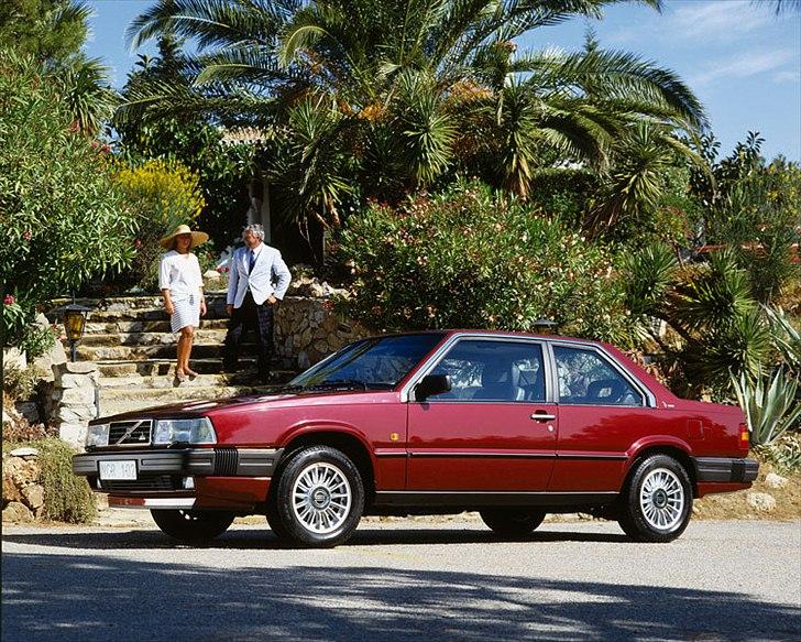 Volvo's 85 års jubilæum.  - VOLVO 780 I PRODUKTION 1985-1990


Da dørene til den internationale bilmesse i Geneve blev smækket op i 1985, faldt spotlyset på en helt ny Volvo-model. 

Volvo 780 var en eksklusiv 2-dørs coupe. Den var designet af det italienske designfirma Bertone, der også stod bag produktionen af disse exceptionelle biler efter deres erfaring med produktionen af Volvo 264TE (en limousineversion af 264) og Volvo 262C (coupe-versionen af Volvo 260). 

Volvo 780 kombinerede elegant, tidløst design med en klar Volvo-identitet. Desuden var interiøret specielt for denne model, og bagsædet var indrettet individuelt til 2 passagerer. 

Rent teknisk var Volvo 780 stort set baseret på 760-modellen.  billede 47