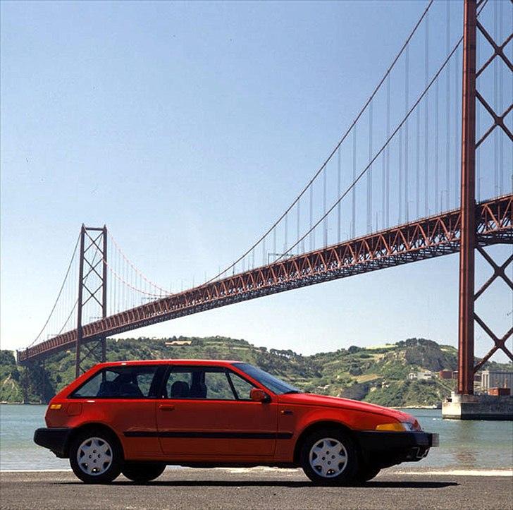 Volvo's 85 års jubilæum.  - VOLVO 480 I PRODUKTION 1985-1995


Volvo 480 ES blev lanceret i 1985, og produktionen fortsatte i 1986. Volvo 480 ES spillede en vigtig rolle, fordi det var den første serieproducerede Volvo med forhjulstræk. Den var udstyret med en tværstillet, firecylindret motor. 

480 ES (som også blev markedsført under betegnelserne 480 S og 480 Turbo) var en lukket sportsbil med fire sæder. Designet af bagenden var influeret af den klassiske 1800 ES fra de tidlige 1970'ere. 

Frontdesignet var unikt med sine pop-up-forlygter, og det lignede ingen tidligere Volvoer.  billede 48