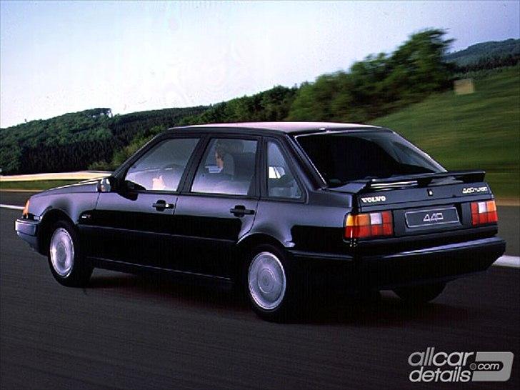 Volvo's 85 års jubilæum.  - VOLVO 440 I PRODUKTION 1988-1996


Volvo 440 blev lanceret i 1988, og den blev produceret sideløbende med Volvo 340 i et par år. Derefter overtog 440 og dens senere familiemedlem 460 pladsen som kompaktbil i Volvo-programmet. 

Volvo 440 havde den samme grundlæggende tekniske konstruktion og indretning som 480 sportscoupe. Det betød, at den havde både sportsmodellens tværstillede motor og forhjulstræk. Og den drog selvfølgelig fordel af 480's fremragende køreegenskaber og vejgreb. 

I sin levetid kunne 440 leveres med en række forskellige motorer fra 1,6 til 2,0 liter. Alle var firecylindrede med en enkelt overliggende knastaksel, og alle var udviklet ud fra samme motorfamilie. 

440 var en 5-dørs hatchback med en karakteristisk spoiler på bagklappen – et designelement, som blev kendt fra 300-serien. 

I modelår 1994 gennemgik 440 et større facelift, der bragte den mere på linje med sin større staldkammerat, nemlig 850.  billede 49