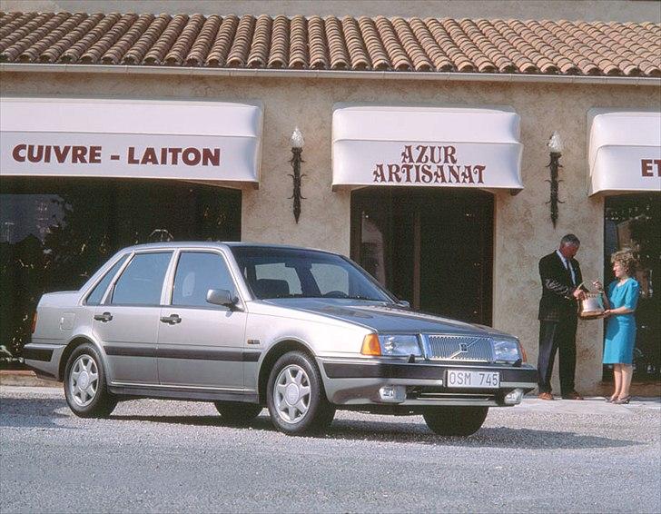 Volvo's 85 års jubilæum.  - VOLVO 460 I PRODUKTION 1989-1996


Volvo 460 blev lanceret i 1989 som en sedanversion af den forhjulstrukne 440 hatchback. 

Volvo 460 havde den samme grundlæggende tekniske konstruktion og indretning som 480 sportscoupe. Det betød, at den havde både sportsmodellens tværstillede motor og forhjulstræk. Og den drog selvfølgelig fordel af 480's fremragende køreegenskaber og vejgreb. 

I sin levetid kunne 460 leveres med en række forskellige motorer fra 1,6 til 2,0 liter. Alle var firecylindrede med en enkelt overliggende knastaksel, og alle var udviklet ud fra samme motorfamilie.  billede 50