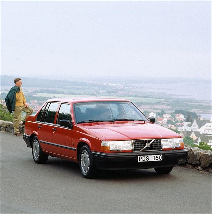 Volvo's 85 års jubilæum.  - VOLVO 940 SEDAN I PRODUKTION 1990-1998


Volvo 940/960-serien blev lanceret i efteråret 1990. Den nye 940 afløste 740, som dog forblev i produktion i form af 740 GL-basismodellen. Volvo 940 var udstyret med en firecylindret benzinmotor eller en sekscylindret turbodiesel, som mindede om 960. 

Volvo 940 havde desuden mange sikkerhedsnyheder. Ligesom i dens luksuriøse familiemedlem, 960, var der en trepunktsrullesele som standardudstyr sammen med en justerbar nakkestøtte ved bagsædets midterplads. Dette markerede et verdensgennembrud for dette udstyr. Desuden kunne der som ekstraudstyr leveres en integreret barnestol indbygget i bagsædets midterarmlæn. 

Disse og andre sikkerhedsnyheder betød, at modellen fik mange internationale priser, deriblandt "Prince Michael Road Safety Award" og "Autocar & Motor"-prisen for bedste sikkerhedsudstyr.  billede 51