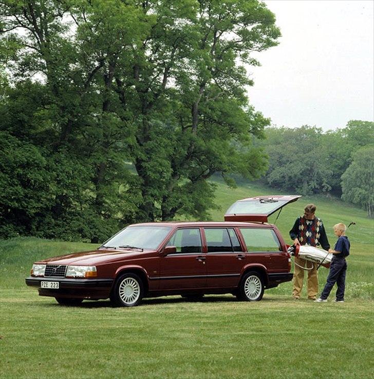 Volvo's 85 års jubilæum.  - VOLVO 940 ESTATE I PRODUKTION 1990-1998


Volvo 940/960-serien blev lanceret i efteråret 1990. Den nye 940 afløste 740, som dog forblev i produktion i form af 740 GL-basismodellen. Volvo 940 var udstyret med en firecylindret benzinmotor eller en sekscylindret turbodiesel, som mindede om 960. 

Volvo var allerede på det tidspunkt førende producent af komfortable herregårdsvogne, så det var naturligt at inkludere en 940-herregårdsvogn i produktprogrammet. 940-herregårdsvognen blev næsten omgående lige så legendarisk som forgængeren 245/240-herregårdsvognen – ikke mindst fordi det blev den sidste baghjulstrukne Volvo (sammen med S90/V90-serien). 

940-herregårdsvognen lignede 960-herregårdsvognen meget, men var mere kendt som en komfortabel og trafiksikker herregårdsvogn for det store publikum, eftersom den var efterfølger til biler som Duett, P220-"Amazon-stationcar'en", 145, 245/240-herregårdsvognen og 740-herregårdsvognen.  billede 52