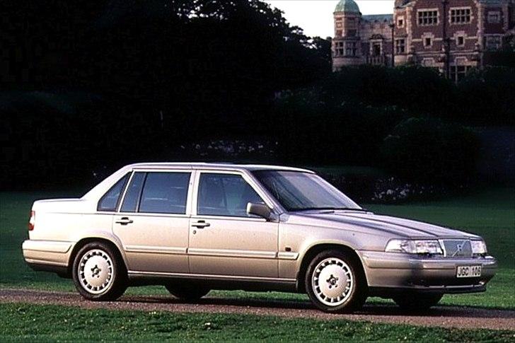 Volvo's 85 års jubilæum.  - VOLVO 960 SEDAN I PRODUKTION 1990-1997


Volvo 960 blev lanceret i efteråret 1990, tids nok til modelår 1991. Den nye Volvo 960 afløste Volvo 760, som havde været på markedet siden 1982 og nu stod for at blive udfaset. 

I Volvo 960 lå der en helt ny sekscylindret 3-liters rækkemotor under motorhjelmen. Et avanceret kraftværk med cylinderblok i aluminium og dobbelte overliggende knastaksler forbundet med 4 ventiler pr. cylinder. Denne motor var den første af en helt ny generation af rækkemotorer, som også kom til at omfatte en ny serie fem- og firecylindrede Volvo-motorer. 

Der blev også præsenteret en række sikkerhedsnyheder til Volvo 960, bl.a. en trepunktsrullesele og en justerbar nakkestøtte til bagsædets midterplads. Som en skærpelse af den nye bils sikkerhedsprofil kunne der desuden som ekstraudstyr leveres en integreret barnestol indbygget i bagsædets midterarmlæn. 

Disse og andre sikkerhedsnyheder betød, at modellen fik store internationale priser, deriblandt "Prince Michael Road Safety Award" og "Autocar & Motor"-prisen for bedste sikkerhedsudstyr. 

I modelår 1995 blev Volvo 960 omdesignet gennemgribende. Fronten fik nyt udseende, chassiset var omtrent helt nyt, inklusive en videreudviklet udgave af multi-link-bagakslen med tværmonterede bladfjedre i kompositmateriale. En ny 2,5-liters version af den sekscylindrede motor supplerede den tidligere 3-liters version. 

I 1997 blev 960-sedan afløst af Volvo S90.  billede 53