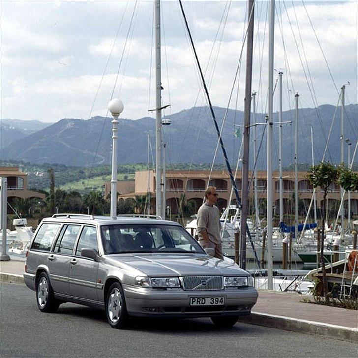 Volvo's 85 års jubilæum.  - VOLVO 960 ESTATE IN PRODUCTION 1990-1997


Volvo 960-herregårdsvognen blev lanceret i efteråret 1990 sammen med en række nye modeller til modelår 1991. Volvo 960-herregårdsvognen videreførte traditionen for sekscylindrede herregårdsvogne i Volvo-programmet efter 760. 

Denne nye 960-herregårdsvogn var det naturlige valg for kunder, som ønskede en bil med en unik kombination af komfort, sikkerhed, ergonomi, rummelighed og fleksibilitet – en kombination, der blev værdsat af førere og passagerer med interesser som golf, sejlsport og jagt. 

I modelår 1995 blev 960-herregårdsvognen omdesignet gennemgribende. Faceliftet af fronten gav den en mere frisk profil. Chassiset var næsten helt nyt, og en ny 2,5-liters version af den sekscylindrede motor supplerede den tidligere 3-liters version. 

En anden vigtig nyhed på Volvo 960-herregårdsvognen i 1995 var lanceringen af den nyeste generation af avanceret multilink-baghjulsophæng, som gav bedre komfort og vejgreb. 

Volvo 960-herregårdsvognen blev afviklet i 1997, da efterfølgeren Volvo V90 blev lanceret.  billede 54