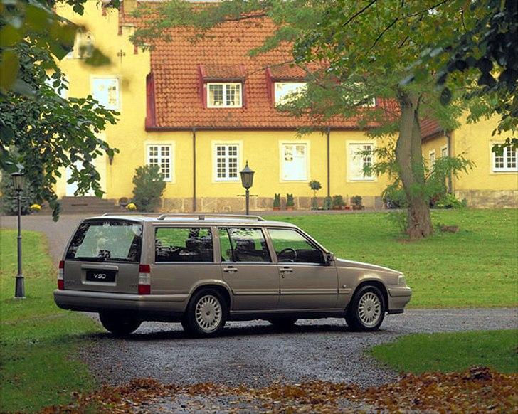 Volvo's 85 års jubilæum.  - VOLVO V90 I PRODUKTION 1997-1998


Volvo V90-herregårdsvognen blev lanceret i modelår 1997 som afløseren for Volvo 960-herregårdsvognen. 

En sammenligning af de to modeller viser kun mindre forskelle. Blandt nyhederne på V90 var der nye interiør- og eksteriørfarver. Det var snarere et spørgsmål om at rette disse modeller ind efter strategien for de nye modelnavne, der så dagens lys i 1995 med Volvo S40 og V40. 

Produktionen af Volvo V90 blev indstillet i 1998.  billede 55