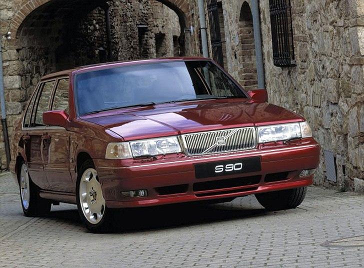 Volvo's 85 års jubilæum.  - VOLVO S90 I PRODUKTION 1997-1998


Volvo S90-sedan blev lanceret i modelår 1997 som afløseren for Volvo 960-sedan. 

En sammenligning af de to modeller viser kun mindre forskelle. Blandt nyhederne var der nye interiør- og eksteriørfarver. Det var snarere et spørgsmål om at rette disse modeller ind efter strategien for de nye modelnavne, der så dagens lys i 1995 med Volvo S40 og V40. 

Produktionen af Volvo S90 blev indstillet i 1998.  billede 56