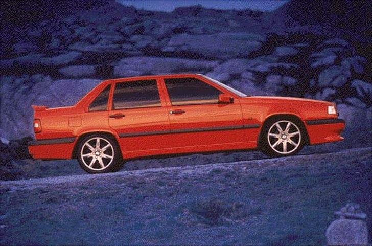 Volvo's 85 års jubilæum.  - VOLVO 850 SEDAN I PRODUKTION 1991-1996


Volvo præsenterede en helt ny modelserie i juni 1991, nemlig Volvo 850 GLT. Volvo 850 GLT blev lanceret under sloganet "en dynamisk bil med fire verdensnyheder". 

De fire nyheder var: en tværstillet, femcylindret motor med forhjulstræk, en delta-link-bagaksel, der kombinerede et uafhængigt hjulophængs dynamik og kørekomfort med en roterende bagaksels sikkerhed, SIPS-systemet og den selvjusterende forsædeselemekanisme. 

Eksteriørdesignet af 850 havde en klar Volvo-identitet, og arven fra 740 og 940 var umiskendelig. 

Volvo 850 GLT fik en tumultagtig velkomst – sjældent har en ny bil høstet så mange priser som 850. 

I løbet af årene er 850-serien blevet udbygget med yderligere varianter, deriblandt turboladede benzinversioner og en turbodiesel med direkte indsprøjtning. 

Volvo 850 var samtidig den første bil i verden med sideairbags, som blev lanceret i efteråret 1994. 

I modelår 1997 blev 850-sedanen afløst af S70.  billede 57