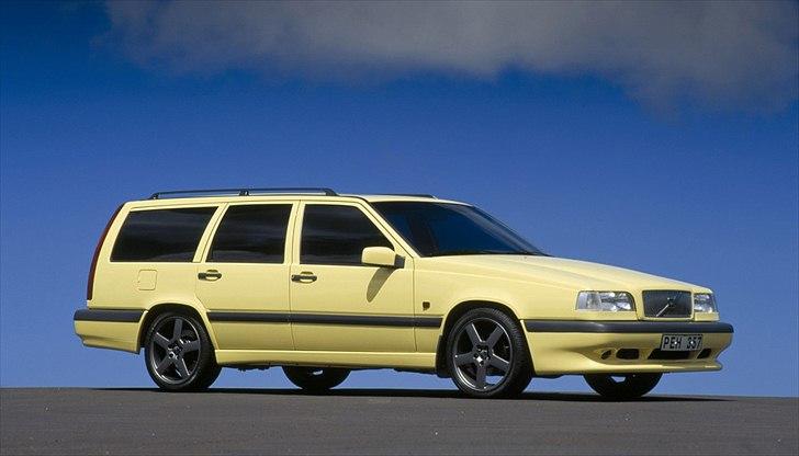 Volvo's 85 års jubilæum.  - VOLVO 850 ESTATE I PRODUKTION 1993-1996


Mindre end 2 år efter lanceringen af 850 GLT som 4-dørs sedan blev den 5-dørs herregårdsvogn præsenteret i februar 1993. 

Designet af 850-herregårdsvognen viste en bagsektion med en typisk Volvo-profil, det vil sige en næsten lodret bagklap – en praktisk løsning, der giver maksimal plads indvendigt. 

Volvo 850 GLT fik en tumultagtig velkomst – sjældent har en ny bil høstet så mange priser som 850. Herregårdsvognen blev tildelt den prestigefyldte japanske "1994 Good Design Grand Prize"-pris. 

I løbet af årene er 850-serien blevet udbygget med flere modeller end herregårdsvognen. Programmet omfatter et bredere udvalg af motorer, bl.a. turboladede benzinmotorer og en turbodiesel med direkte indsprøjtning. 

Da Volvo besluttede at vende tilbage til motorløb i 1994, var det til British Touring Car Championships (BTCC). Den første Volvo, der startede i løbet, var en opsigtsvækkende Volvo 850-stationcar - med det tungeste bundtræk og den heftigste acceleration på samme gang. 

Volvo 850 var den første bil i verden med sideairbags, som blev sat i serieproduktion i efteråret 1994. 

En spektakulær tilføjelse til 850/V70-programmet var første generation af AWD (All Wheel Drive) og XC (Cross-Country) modellerne.

I modelår 1997 blev 850-herregårdsvognen afløst af V70.  billede 58