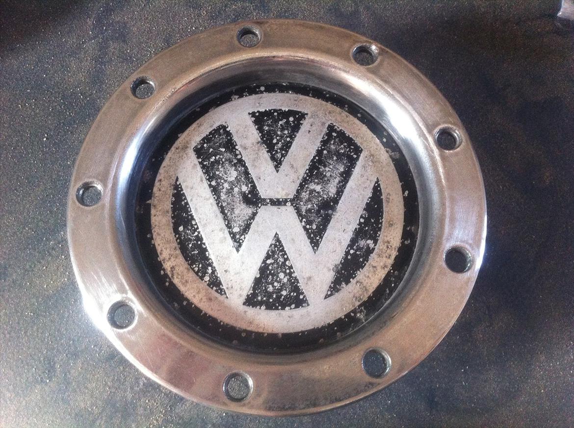 Ny Lak til alu fælge. - Center pladen, som sidder for at skjule boltene. Som det så ud, før jeg begyndte.
 billede 11