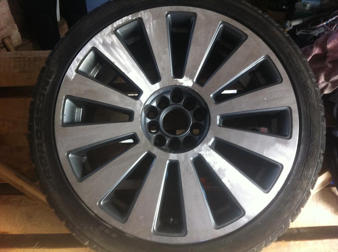 Ny Lak til alu fælge. - Har slebet fælgen ned, så alt det grimme ir og tæring er væk. Klar til næste skridt. billede 1