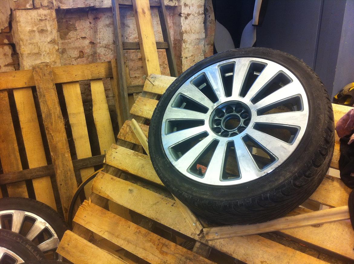 Ny Lak til alu fælge. - Mit lille arbejds bord. Hvor der er brugt mange timer.  billede 2