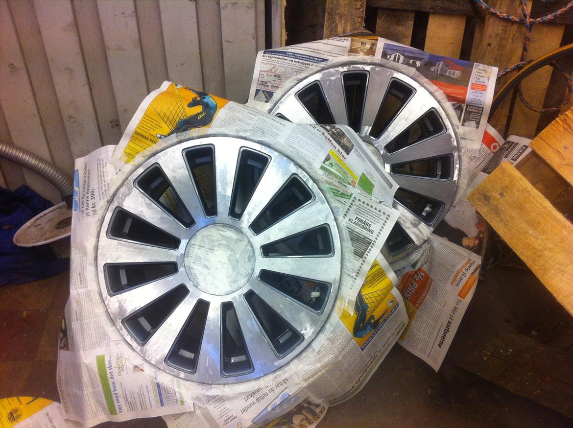 Ny Lak til alu fælge. - Så er fælgene pakket ind i avis og malertape. billede 3