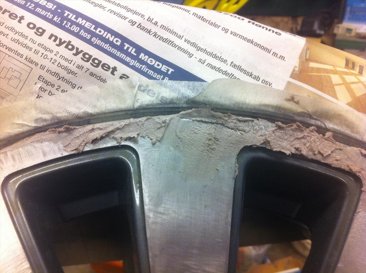 Ny Lak til alu fælge. - Fået spartel masse på. De grimme ridser skal væk. (Metal spartel) billede 5