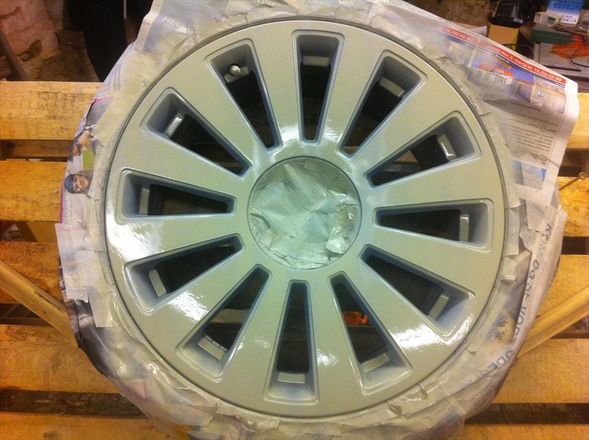 Ny Lak til alu fælge. - Har fået grunder/ Sprøjte spartel for at få en jævn overflade igen. billede 6