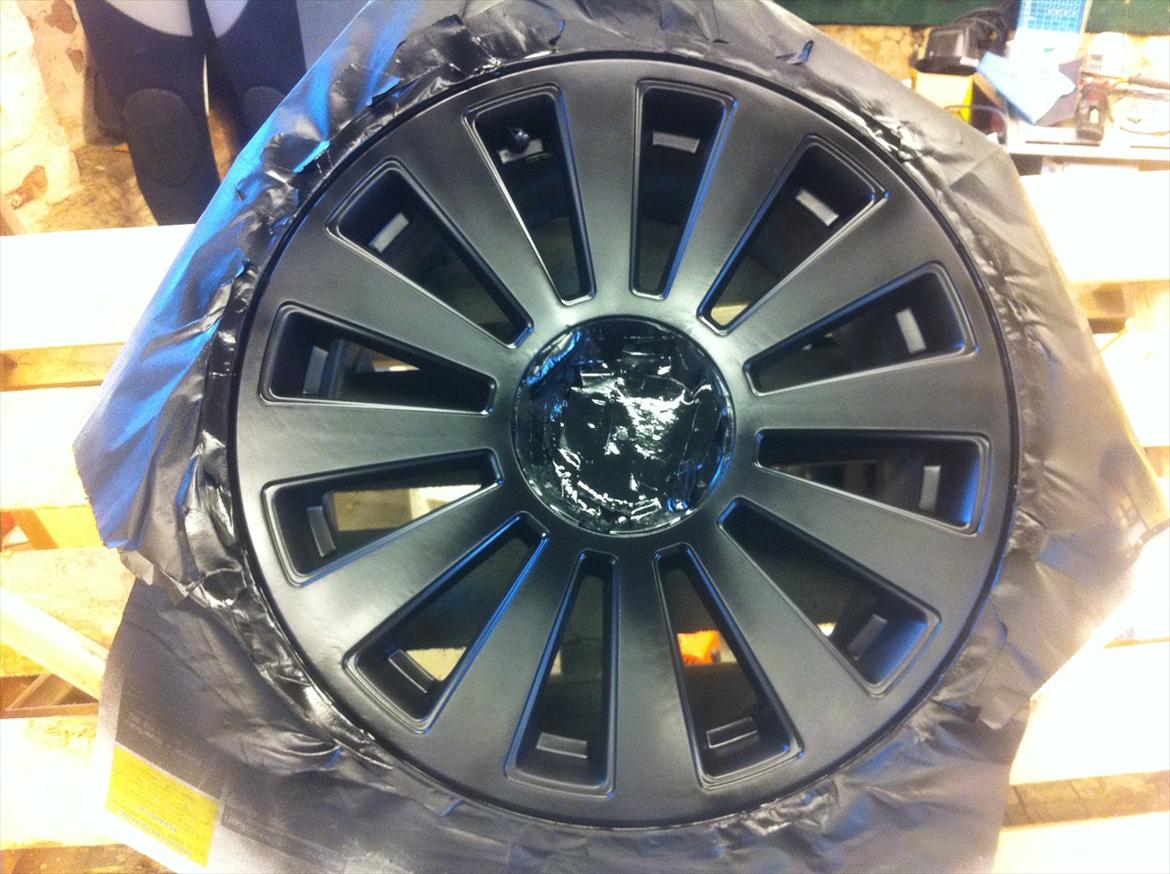 Ny Lak til alu fælge. - Så her det fået alle de første lag med lak. Det har fået 4-5 gange. (Mat sort) billede 7