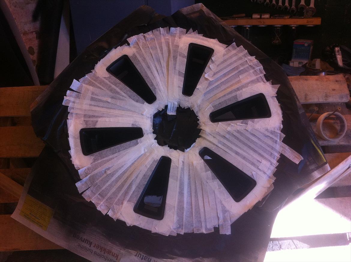 Ny Lak til alu fælge. - Så skal der malertape til igen. Det tager tid med alle de runde hjørner.  billede 9