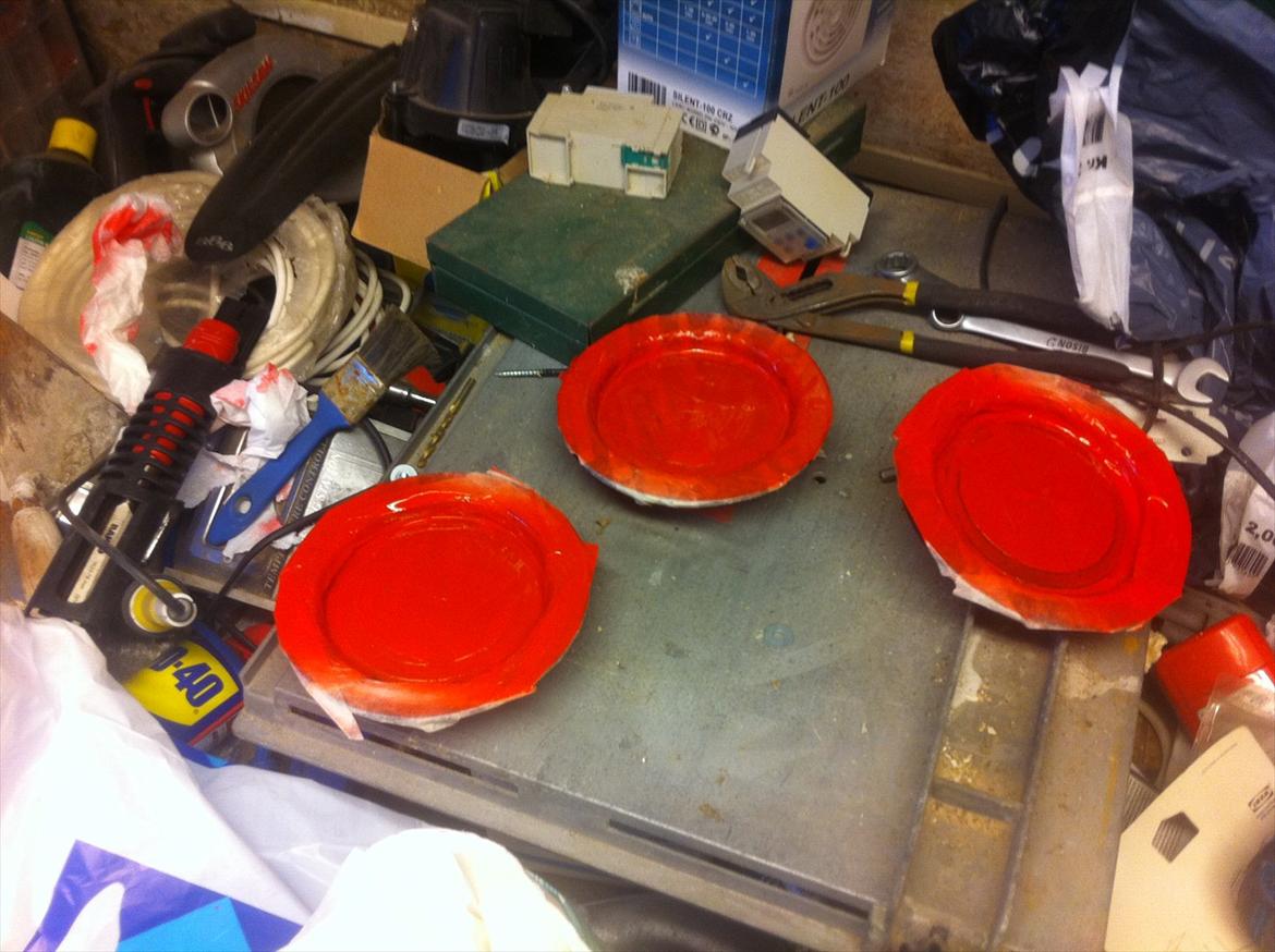 Ny Lak til alu fælge. - Efter matsort, blev de igen pakket ind i malertape andre steder. Og så på med noget rød farve. billede 13