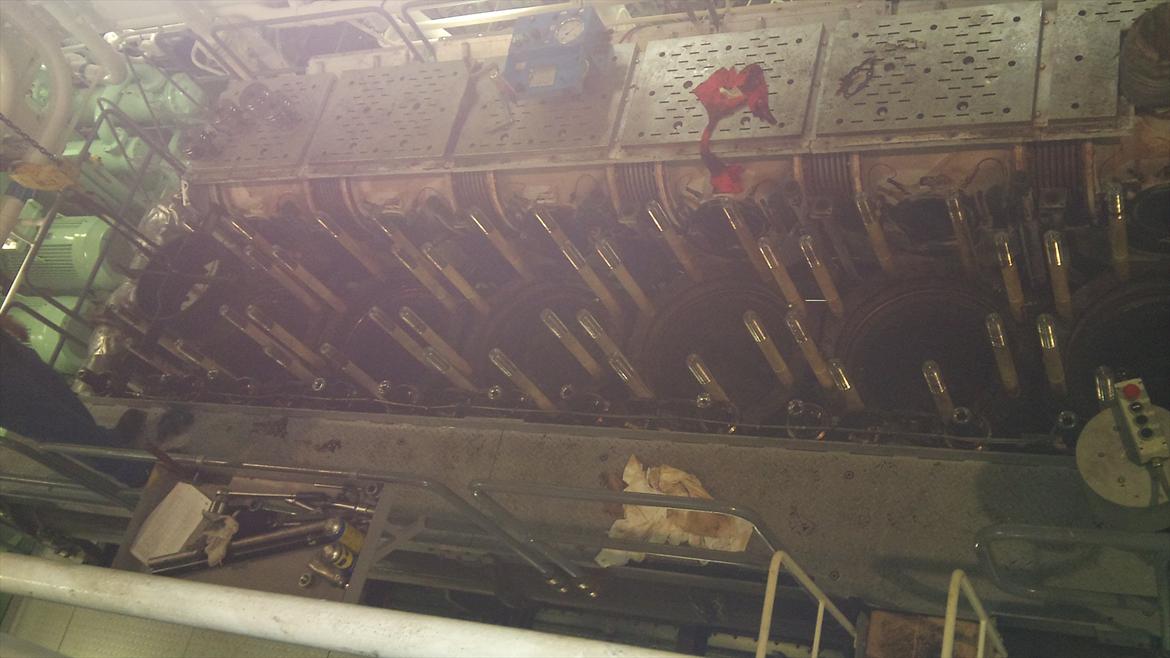 MAN 58-64 en af verdens største 4-taktmotorer! - Hele toppen af motoren. Den grå gangbro ved siden af er vel en lille meter bred. Hele motoren er cirka 3-4 meter høj, hvis man tæller bundkaret fra. billede 3