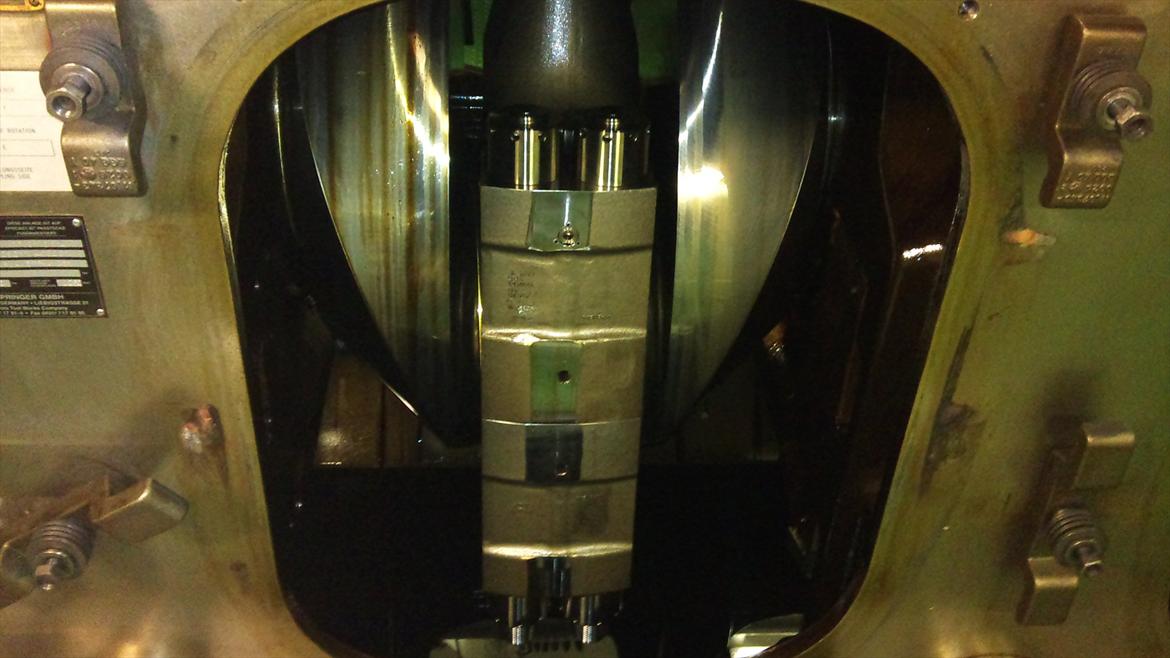 MAN 58-64 en af verdens største 4-taktmotorer! - Slag på krumtap samt plejlstang der stadig sidder på tappen og stemplet. Lugen billedet er taget igennem er cirka en meter høj. billede 4