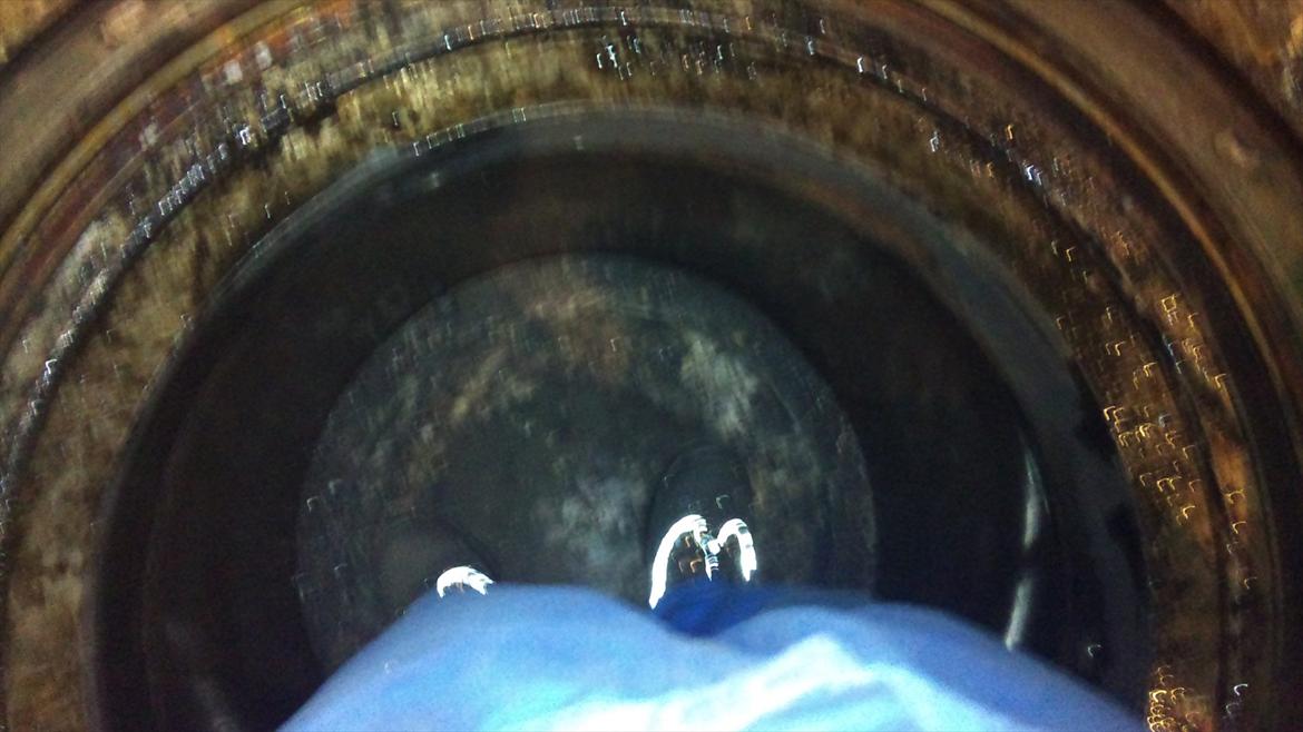 MAN 58-64 en af verdens største 4-taktmotorer! - I gang med at klargøre til stempeltræk. Foringen skal skrabes fri for koks og skidt i toppen (forbrændingskammeret). billede 5