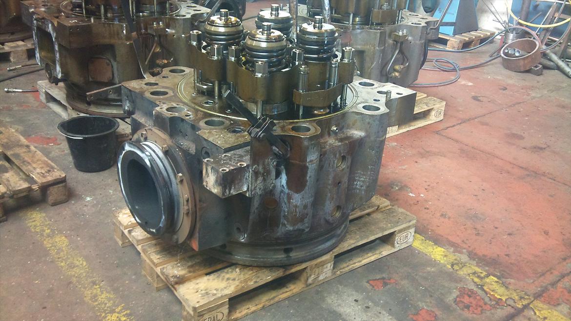 MAN 58-64 en af verdens største 4-taktmotorer! - Topstykker kommet ind i vores værksted ude på Lindø. De står på hver sin EU palle. billede 6