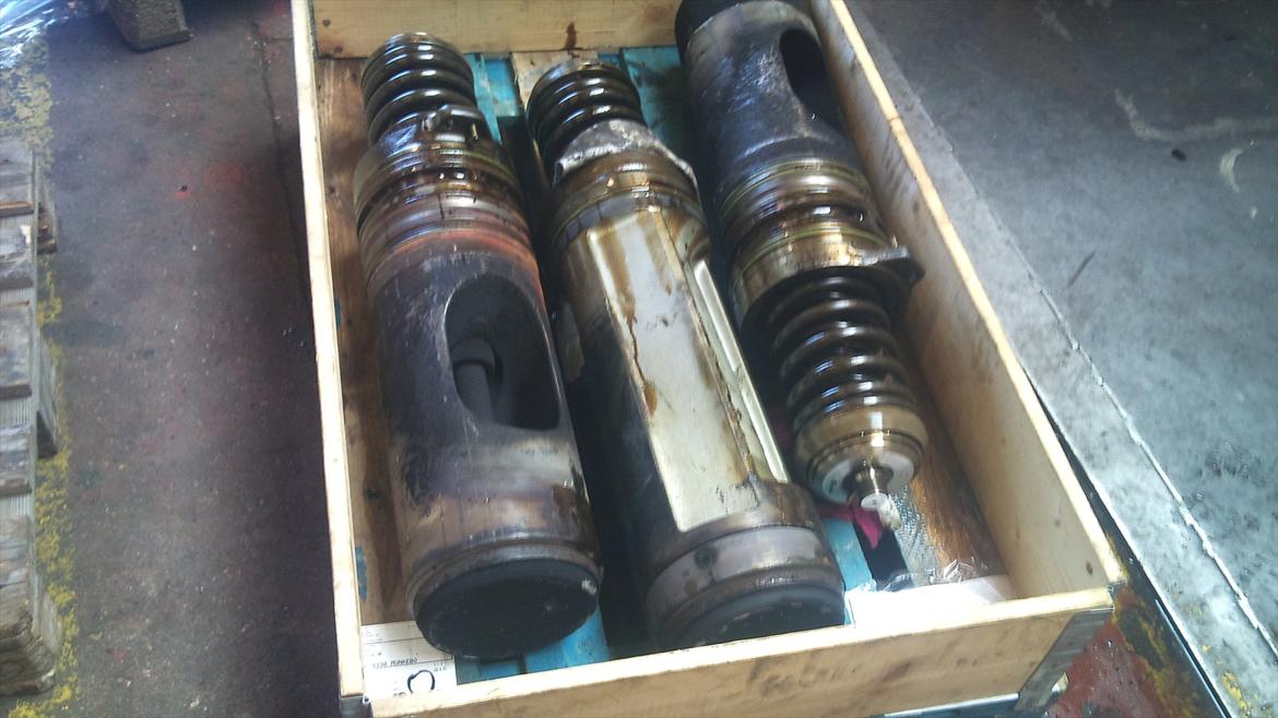 MAN 58-64 en af verdens største 4-taktmotorer! - Ventiler med ventilhus, fjedre og alt, mangler lige plastik inden jeg kører dem til vores anden afdeling i Tved, Svendborg. 
De ligger i en EU palle, og der er ikke plads til alle ventiler fra et topstykke i en palle :P billede 8