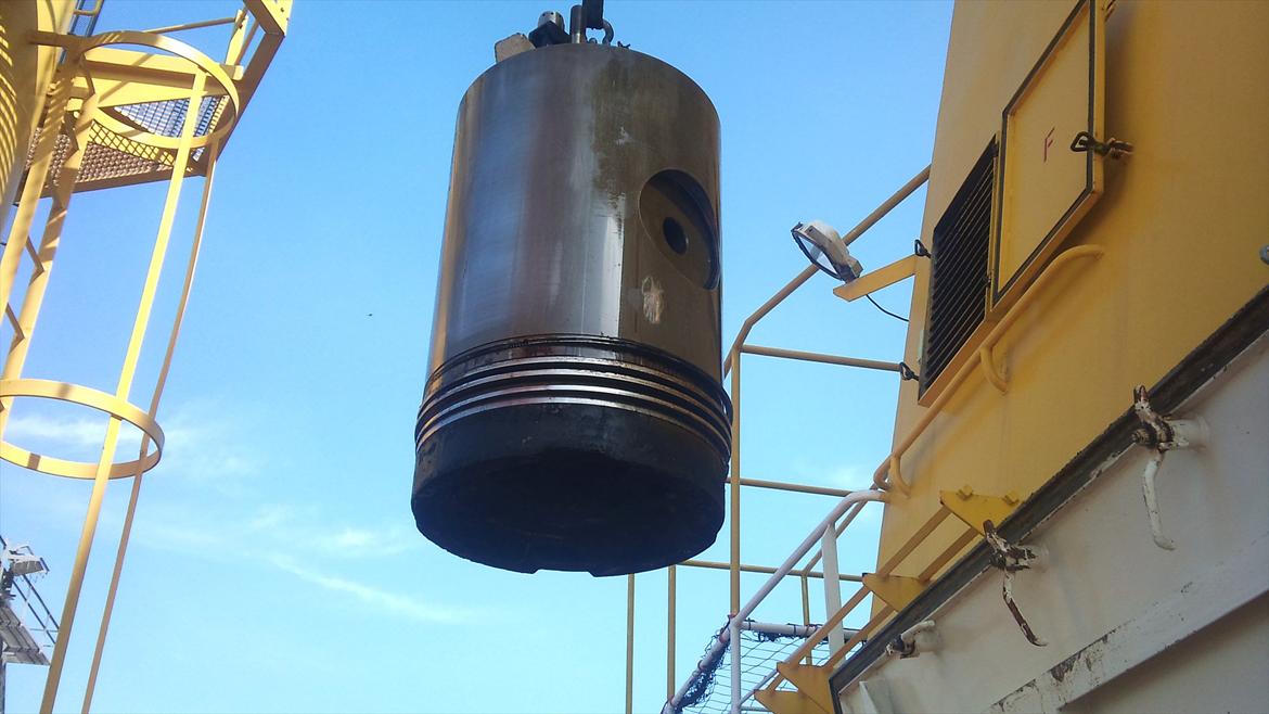 MAN 58-64 en af verdens største 4-taktmotorer! - Stempler er ved at kranes op af skibet. billede 9