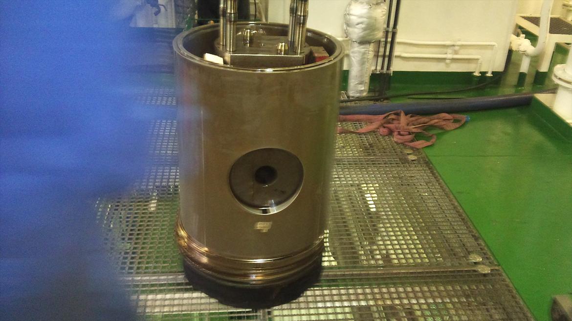 MAN 58-64 en af verdens største 4-taktmotorer! - Stempler nede i skibet, venter bare på at blive kranet op. billede 10