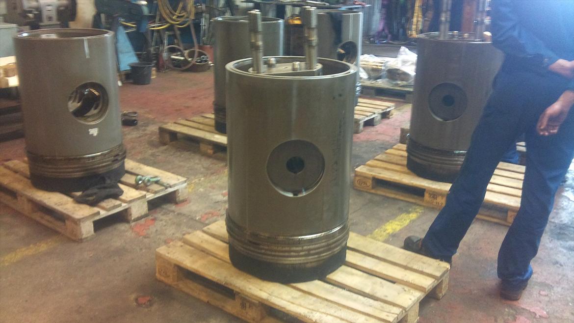 MAN 58-64 en af verdens største 4-taktmotorer! - Stempler ankommet til vores værksted på Lindø, venter bare på en rengøring, adskillelse, opmåling og nye krydspindslejer. billede 11