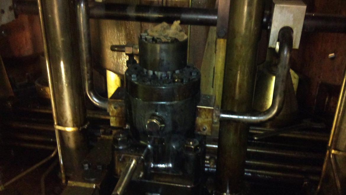 MAN 58-64 en af verdens største 4-taktmotorer! - Brændstofpumpe, vejer omkring 100-150 kilo, og der er en til hver cylinder. Rørene ved siden af, er til stødstængerne. billede 12