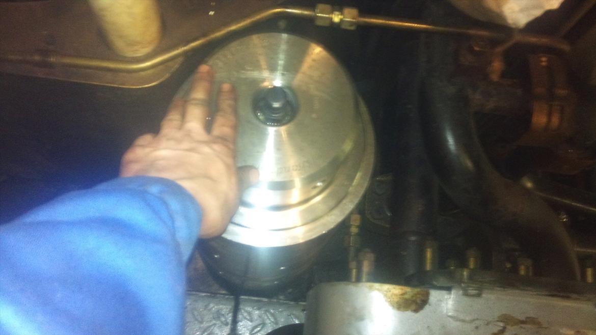 MAN 58-64 en af verdens største 4-taktmotorer! - En af de donkrafte vi bruger til at løsne boltene til hovedlejerne med. Skal løftes med kran. Boltene er spændt med cirka 700 bar. Kan ikke svare på præcist hvor meget det er, men 200 ton er nok ikke ved siden af. billede 13