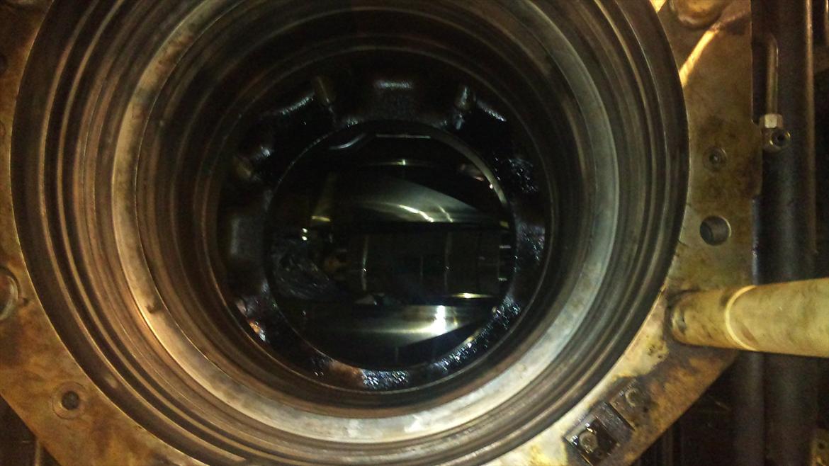 MAN 58-64 en af verdens største 4-taktmotorer! - Set oppe fra, ned gennem kølekappe og ned til krumtap. billede 17