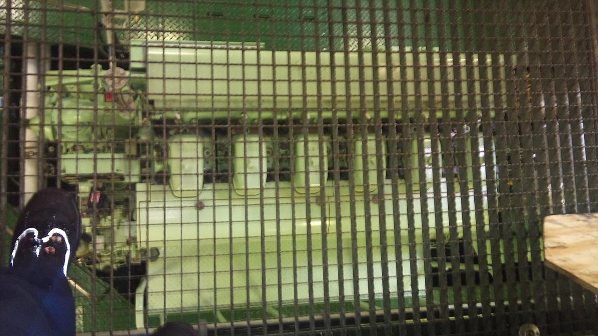 MAN 58-64 en af verdens største 4-taktmotorer! - Billedet snyder lidt, men det er en af de tre Yanmar motorer der fungerer som hjælpemotor. Hver motor er cirka på størrelse med en stor sedan, selvfølgelig en del højere. billede 18