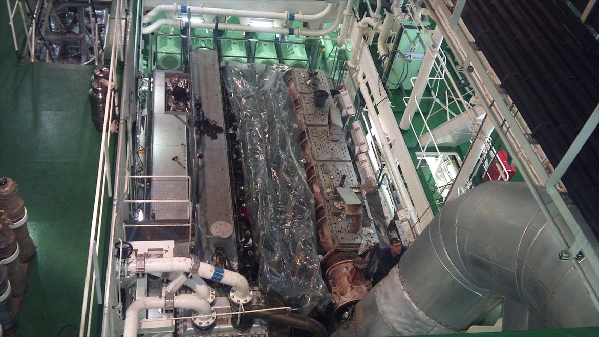 MAN 58-64 en af verdens største 4-taktmotorer! - Hele den store hovedmotor oppefra, dækket ind i plastik for at skåne krumtappen. billede 19