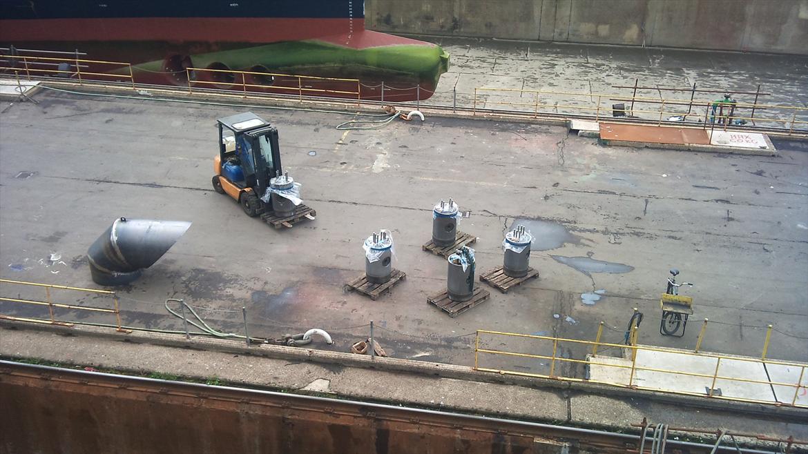 MAN 58-64 en af verdens største 4-taktmotorer! - Klar til at montere stempler igen. Bliver kørt over på kajen, hvorfra de skal kranes ombord på skibet. billede 20