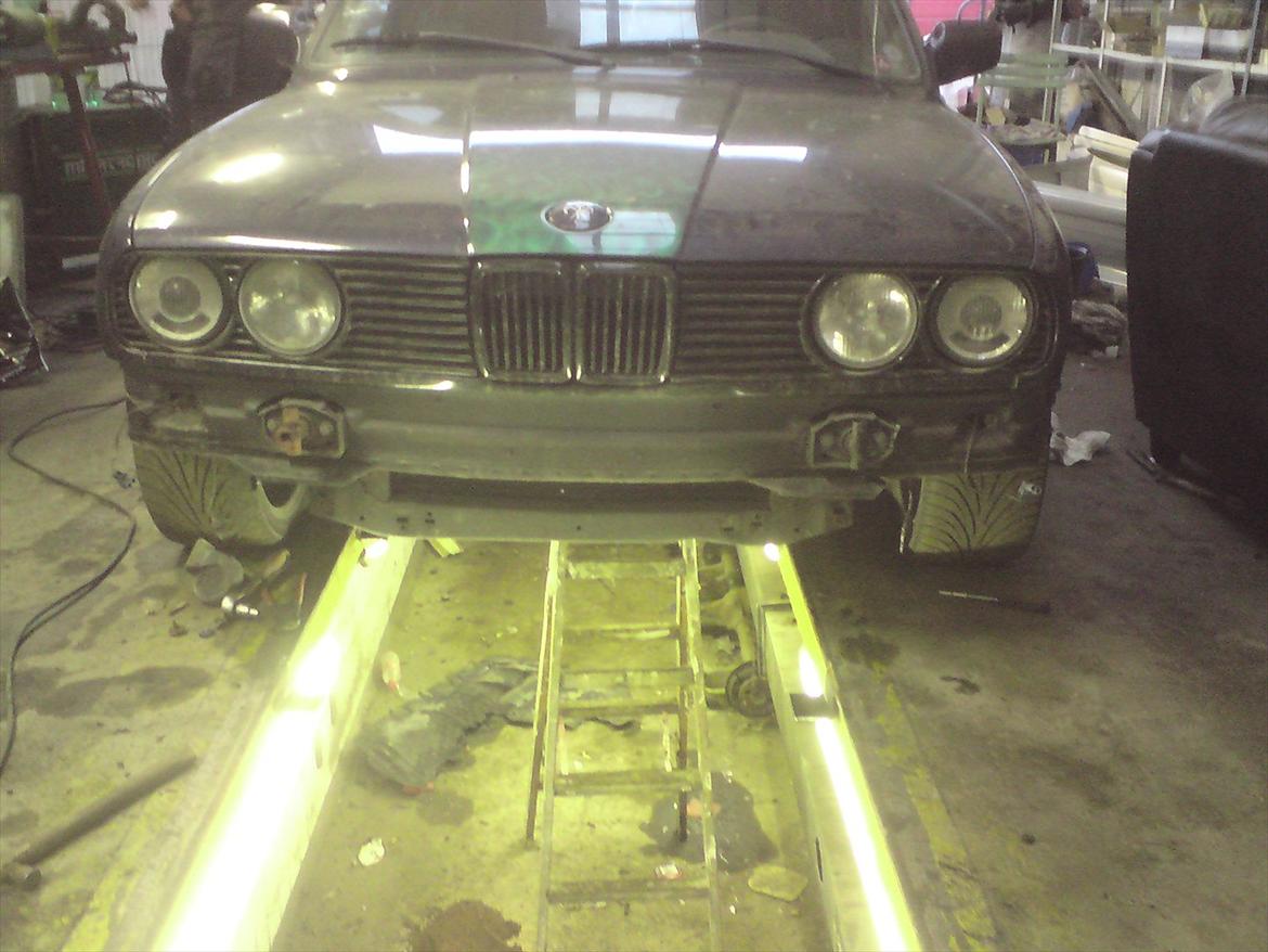 "Bimse´s" makeover fra grim gadebil til ond drifter - Første spæde skridt i makeover. Af med kofangere! ;-D billede 8