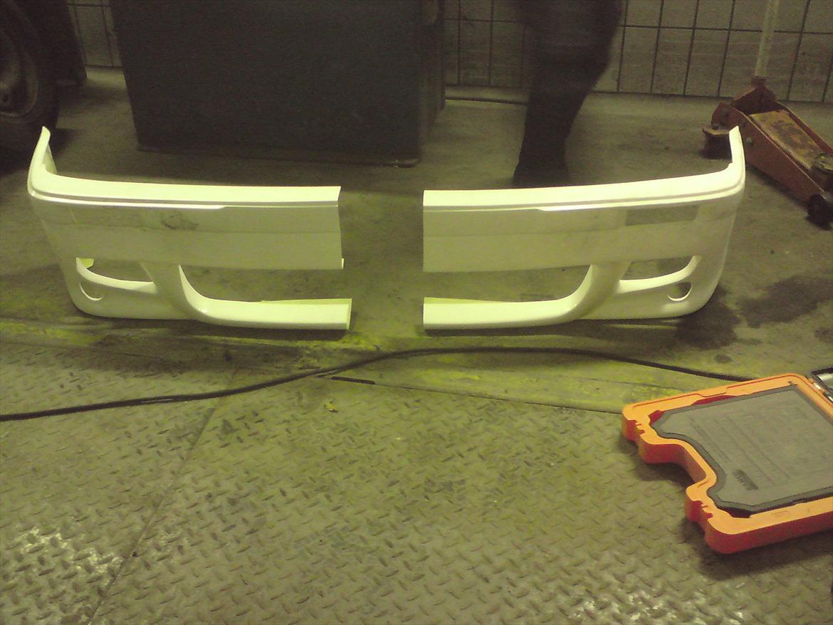 "Bimse´s" makeover fra grim gadebil til ond drifter - Tilpasning af de nye kofangere. billede 11