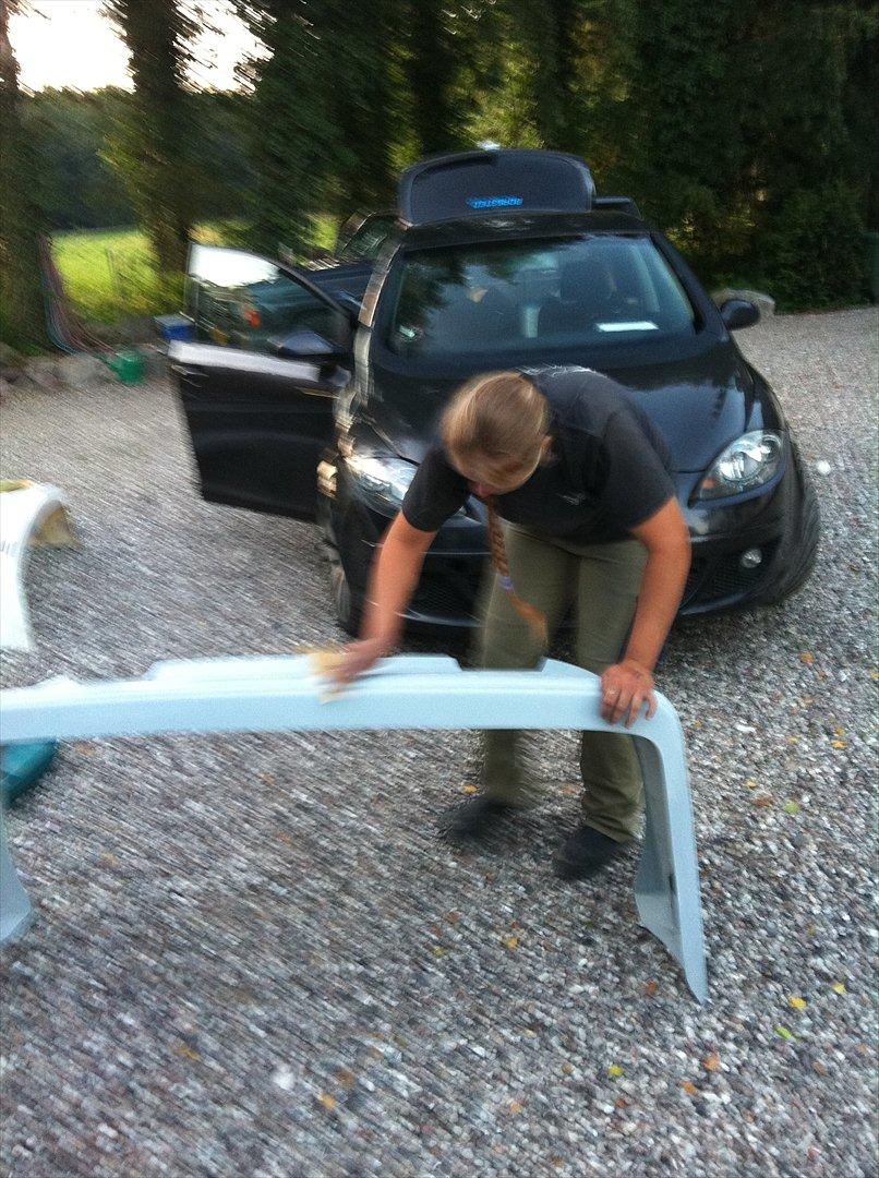 "Bimse´s" makeover fra grim gadebil til ond drifter -  Købmanden var desværre udgået for små søde negerdrenge og polakker gad jeg ikke, så ejer måtte selv igang med det "grove arbejde" med slibning og maling af kofangere (LOL! Det´gaz!)! billede 13