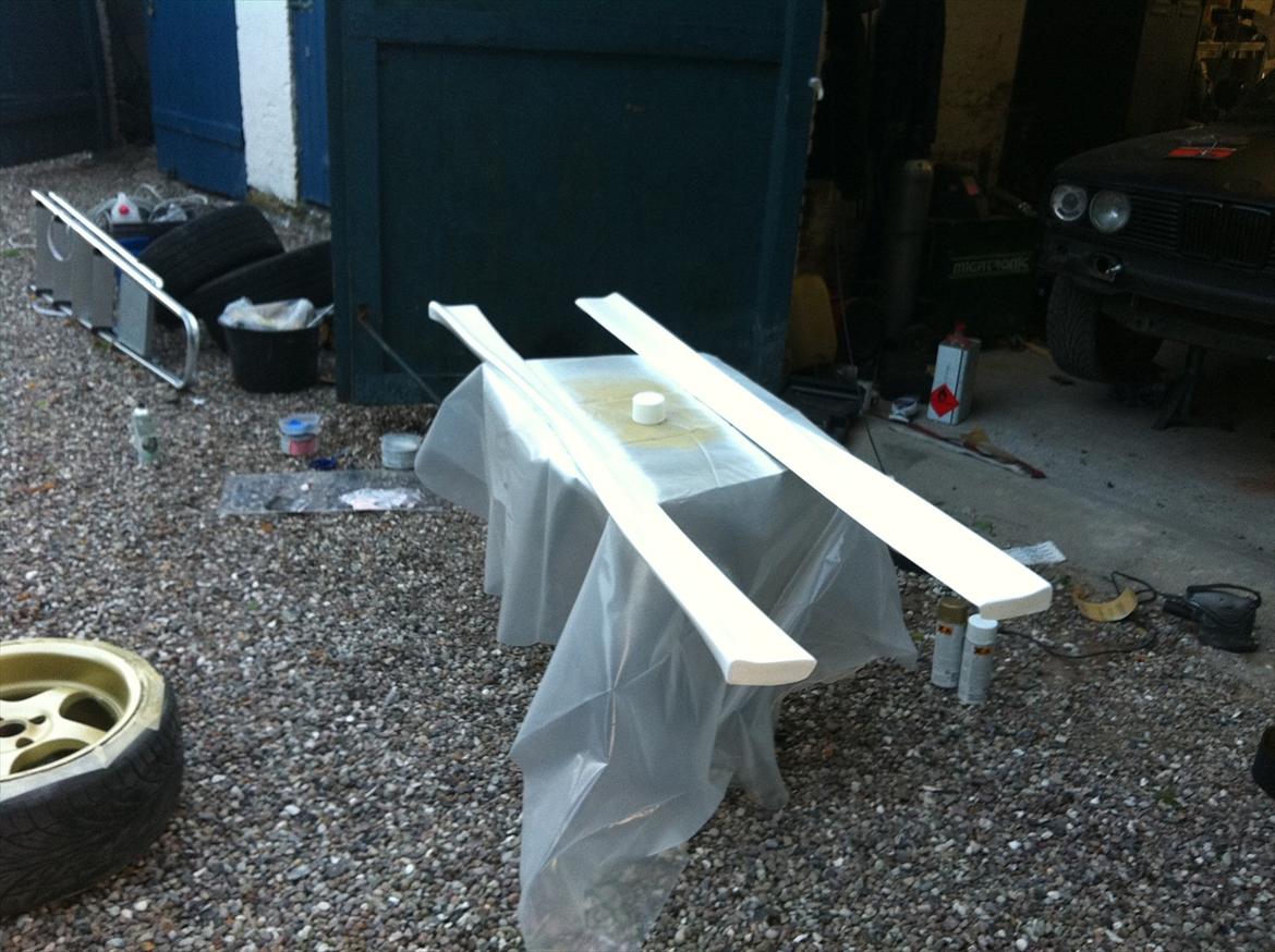 "Bimse´s" makeover fra grim gadebil til ond drifter - Sideskørter klar til montage. billede 14