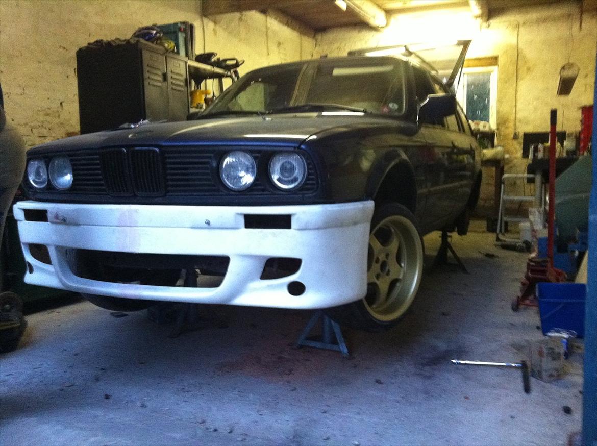 "Bimse´s" makeover fra grim gadebil til ond drifter - Kofangeren passer! Dejligt. billede 15