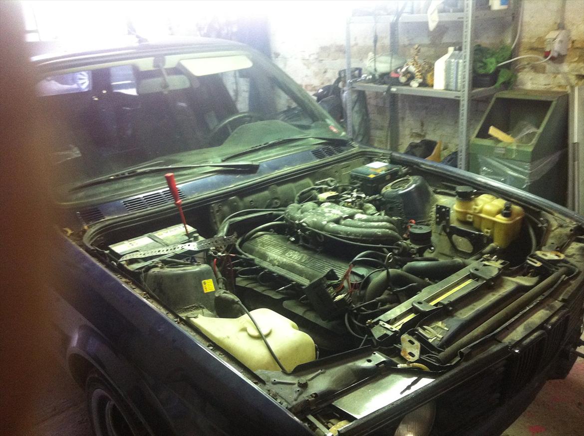 "Bimse´s" makeover fra grim gadebil til ond drifter - Motorrum -pænt meget standard og meget dirrrty ;-P billede 18