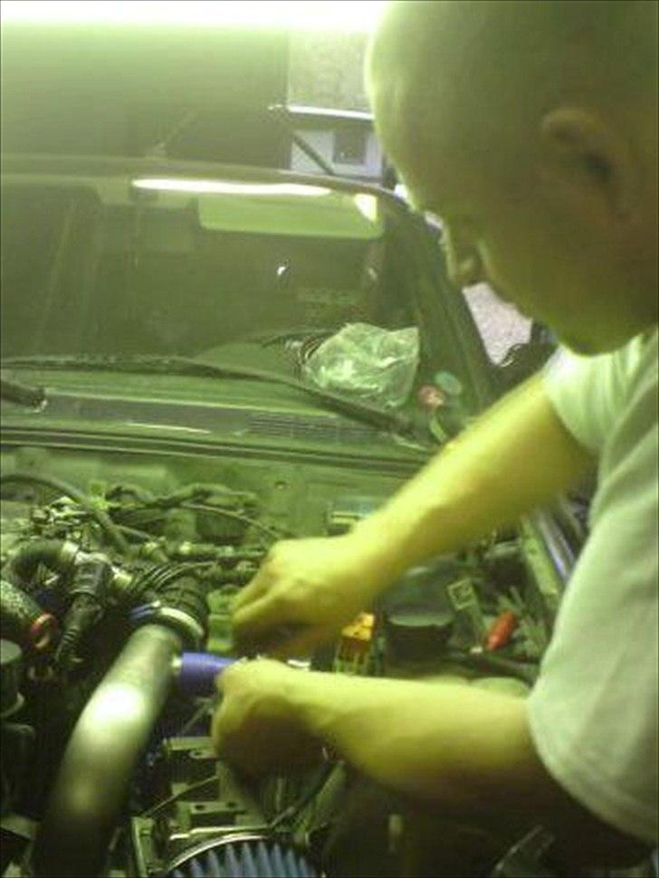 "Bimse´s" makeover fra grim gadebil til ond drifter - Kompressoren monteres. billede 22