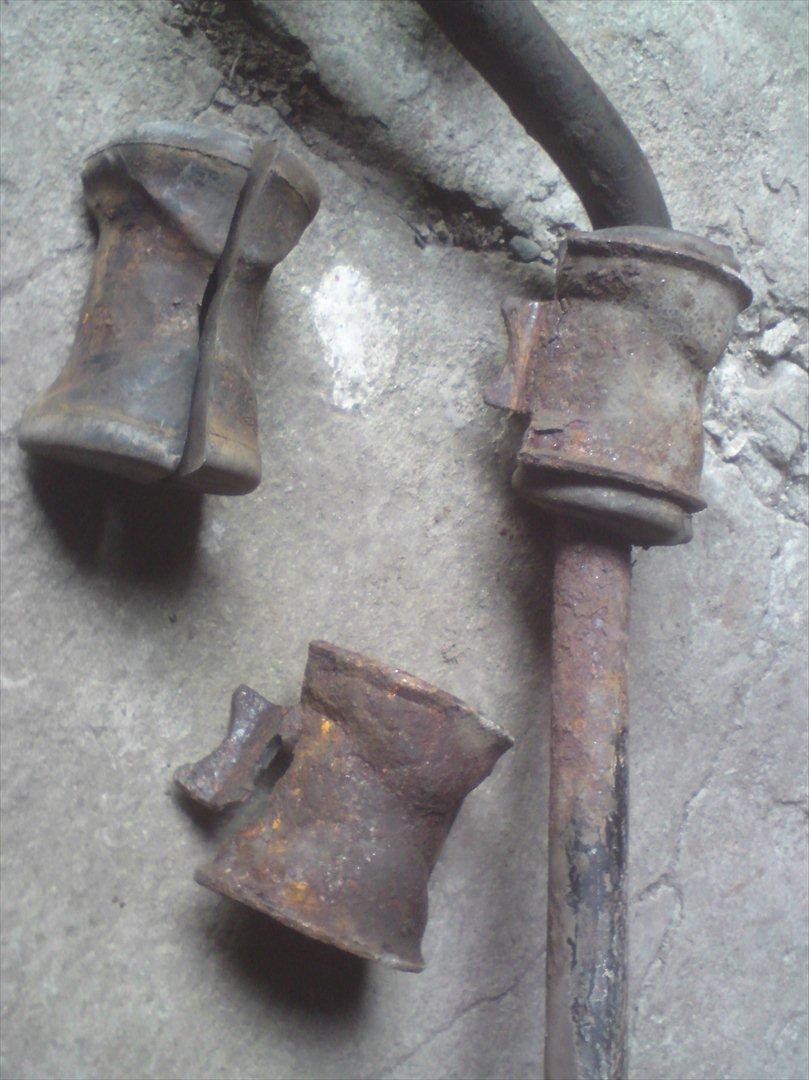 "Bimse´s" makeover fra grim gadebil til ond drifter - Er der noget at sige til at Bimse krængede helt vildt og li´som "kammede over forhjulet" og fortsatte ligeud når "han" ellers fik besked på at dreje? Der var jo ikke noget der holdt krængeren fast til vangen når beslagene var rustet helt i smadder ;-/ billede 27