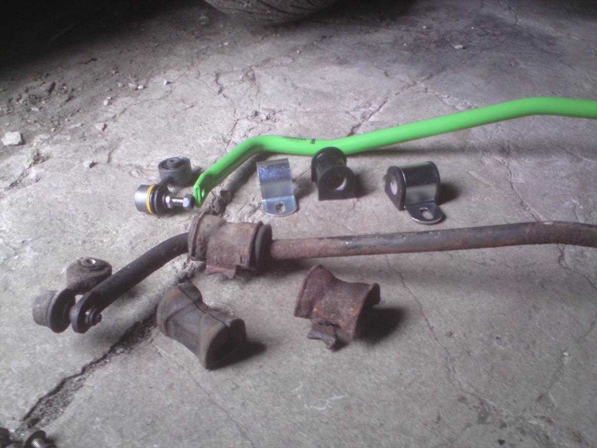 "Bimse´s" makeover fra grim gadebil til ond drifter - Ny Rally Gruppe N krængningsstabilisator fra ST Suspensions -Ø 22 mm så de burde være noget bedre end de små "bukkede tændstikker med øjer" som den er født med!
Der er ihvertfald en del forskel i dimension på de nye beslag og "krænger" i forhold til standardbeslag og krænger. billede 28