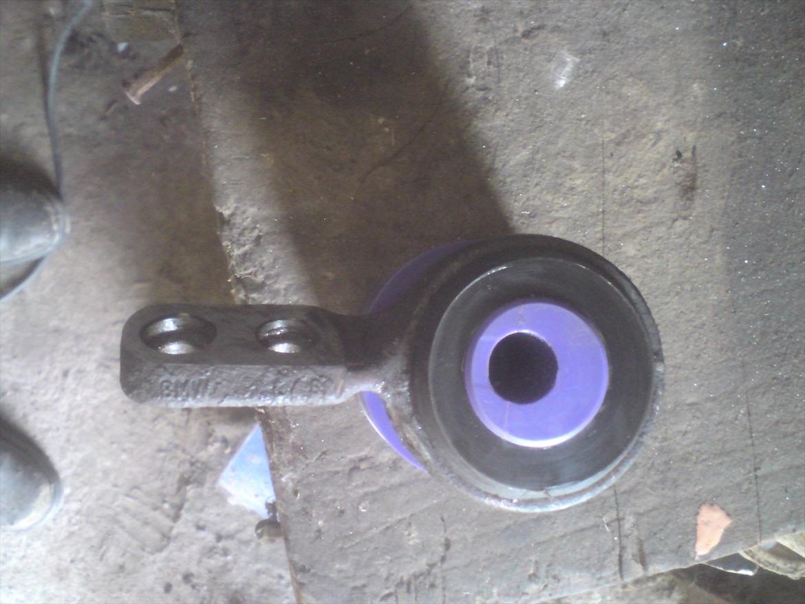 "Bimse´s" makeover fra grim gadebil til ond drifter - Og vupti! En ny powerflexbøsning med excentrisk hul (valgt med excentrisk hul for bedre castor vinkel).  billede 31