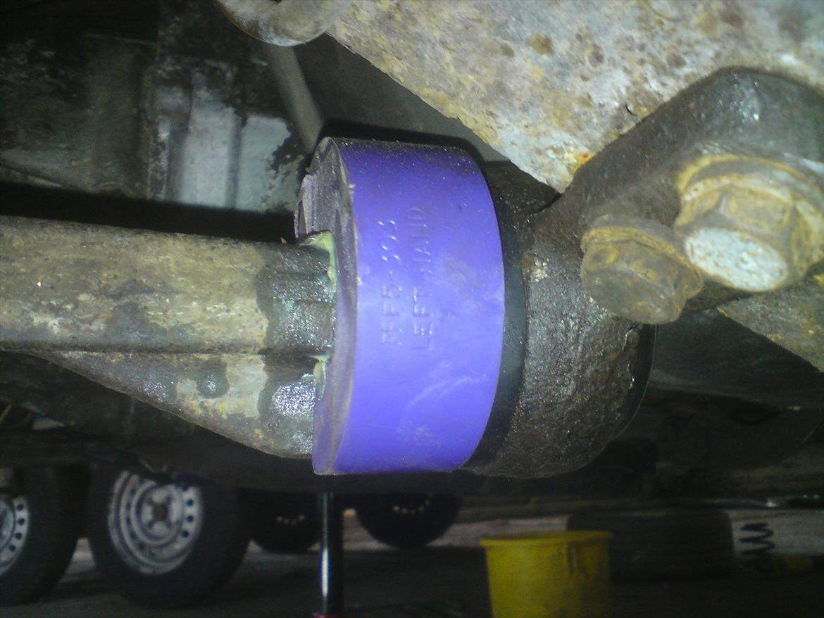 "Bimse´s" makeover fra grim gadebil til ond drifter - Powerflex bøsning monteret på bærearmen. Det var ok nemt at montere da først jeg havde fået taget på det. billede 33