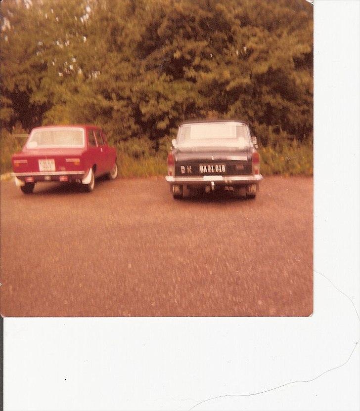 Historiske nummerplader - Her ses nummerpladen på min Far´s Fiat 2100 fra 1960. Billedet er taget i 1978.
Det er min brors Fiat 128 der holder ved siden af. billede 4